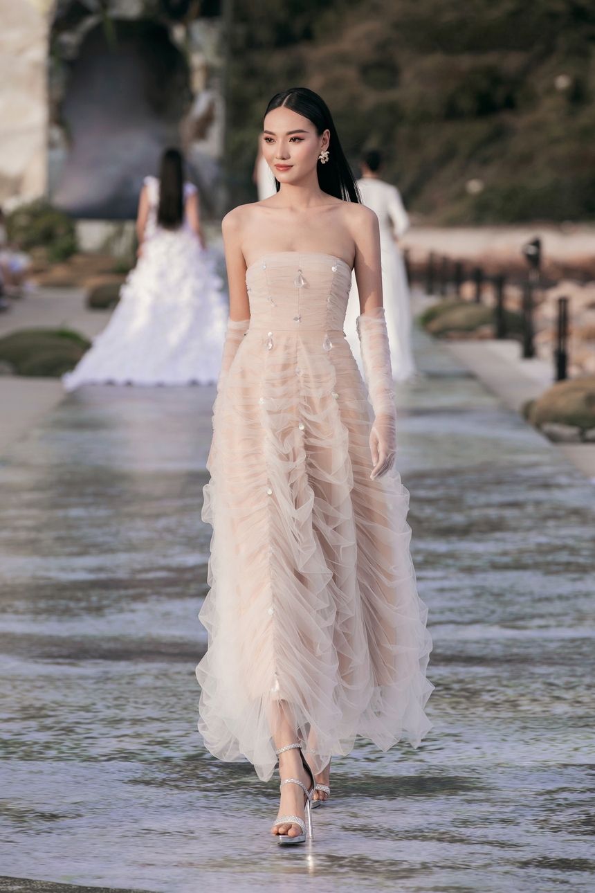Hoa hậu Tiểu Vy làm vedette của NTK Hà Thanh Việt - Ảnh 11.