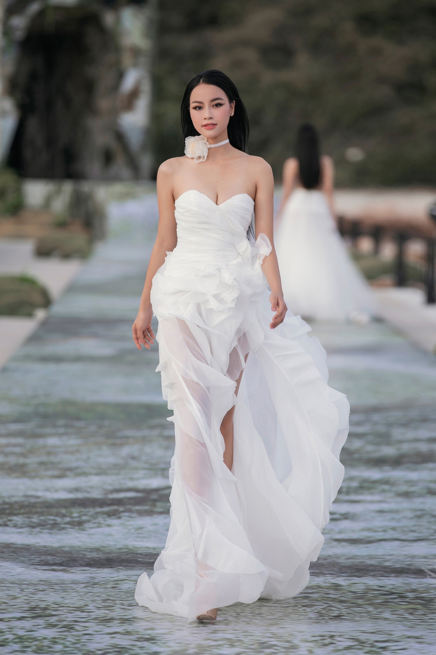 Hoa hậu Tiểu Vy làm vedette của NTK Hà Thanh Việt - Ảnh 13.