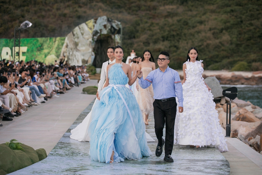 Hoa hậu Tiểu Vy làm vedette của NTK Hà Thanh Việt - Ảnh 8.