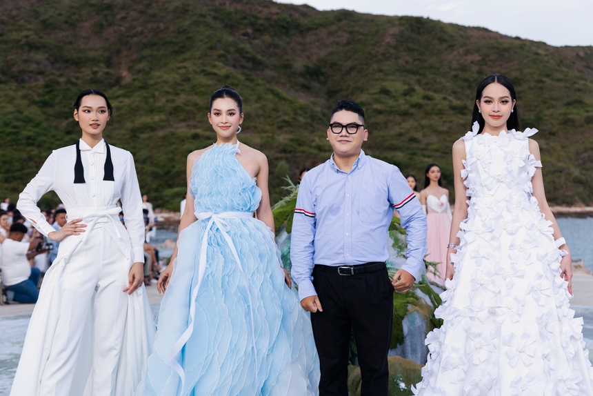 Hoa hậu Tiểu Vy làm vedette của NTK Hà Thanh Việt - Ảnh 7.