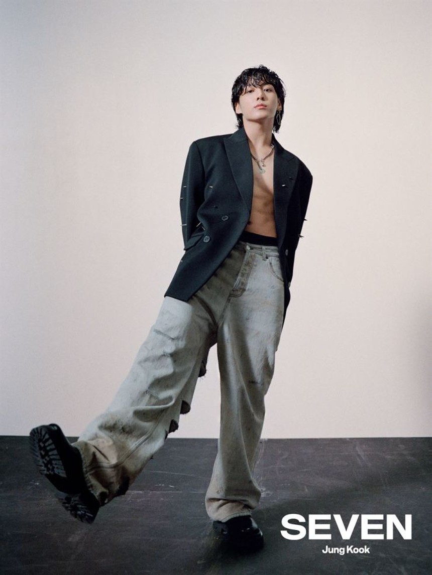 Visual đỉnh cao của Jungkook trong loạt ảnh hậu trường từ MV 'Seven' - Ảnh 1.