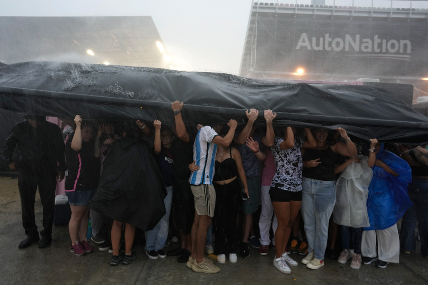 Messi ra mắt Inter Miami hoành tráng dù mưa bão, đồng chủ tịch David Beckham suýt ngã vì trượt chân - Ảnh 3.