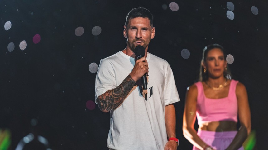 Messi ra mắt Inter Miami hoành tráng dù mưa bão, đồng chủ tịch David Beckham suýt ngã vì trượt chân - Ảnh 8.