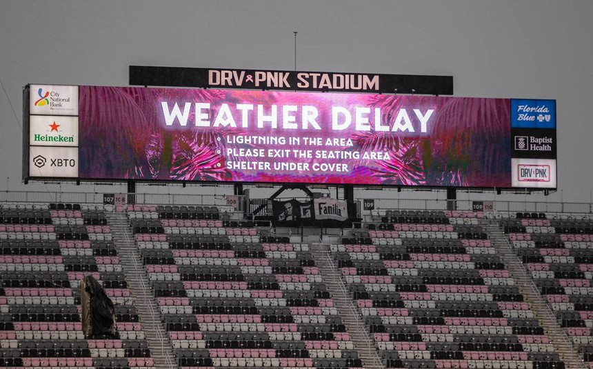 Messi ra mắt Inter Miami hoành tráng dù mưa bão, đồng chủ tịch David Beckham suýt ngã vì trượt chân - Ảnh 2.