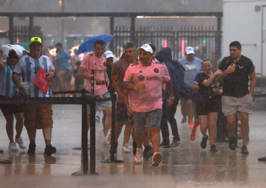 Messi ra mắt Inter Miami hoành tráng dù mưa bão, đồng chủ tịch David Beckham suýt ngã vì trượt chân - Ảnh 4.