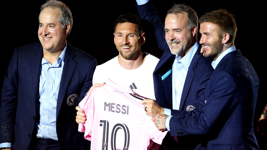 Messi ra mắt Inter Miami hoành tráng dù mưa bão, đồng chủ tịch David Beckham suýt ngã vì trượt chân - Ảnh 10.