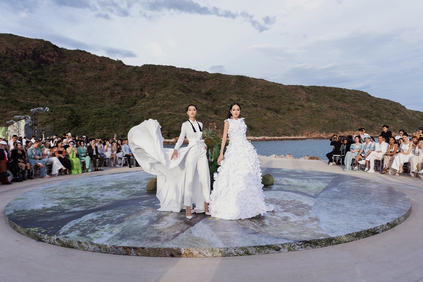 Hoa hậu Tiểu Vy làm vedette của NTK Hà Thanh Việt - Ảnh 3.