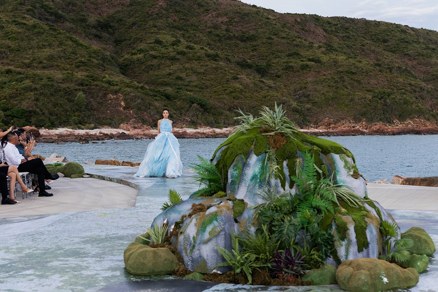 Hoa hậu Tiểu Vy làm vedette của NTK Hà Thanh Việt - Ảnh 4.