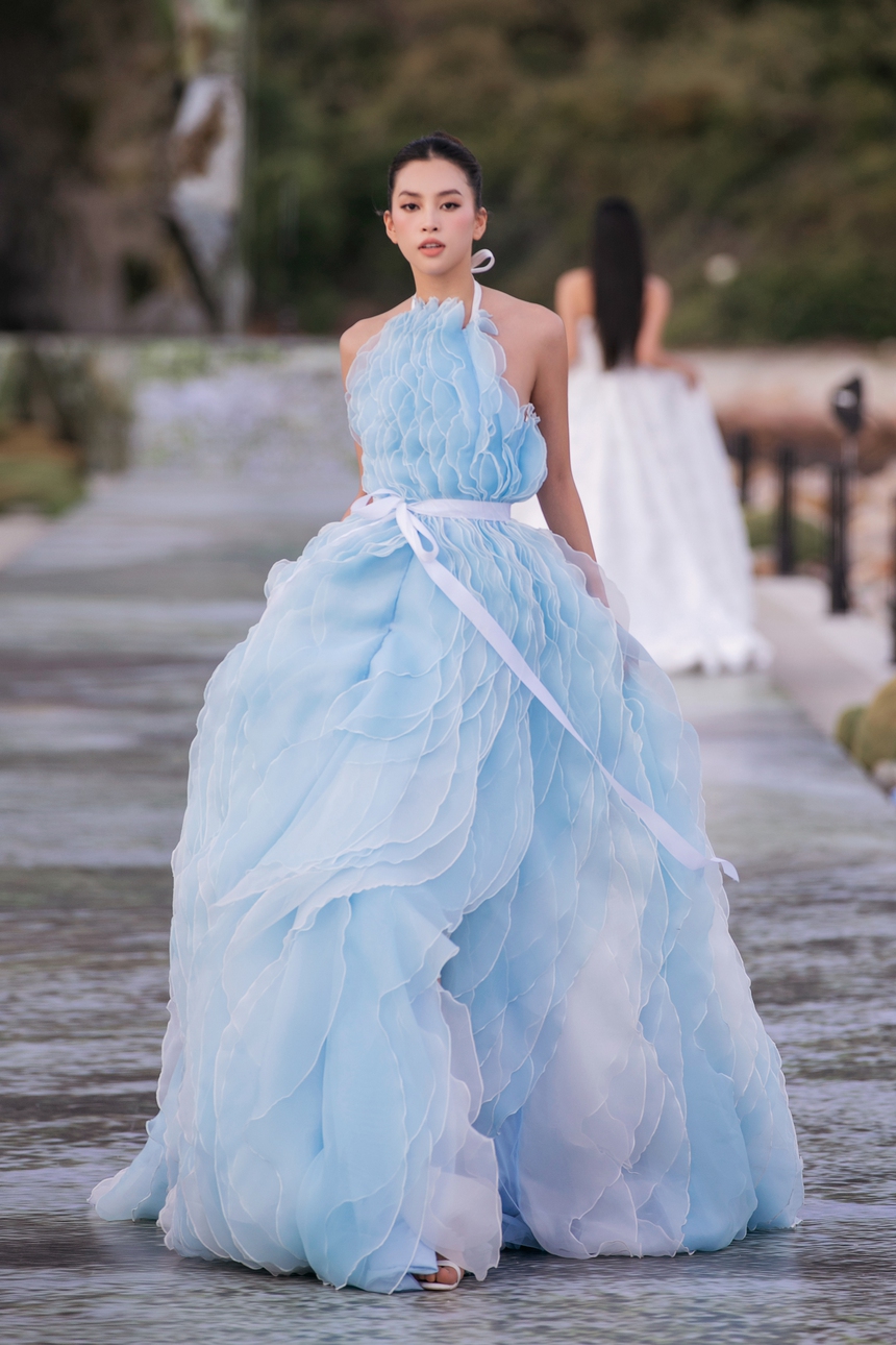 Hoa hậu Tiểu Vy làm vedette của NTK Hà Thanh Việt - Ảnh 6.