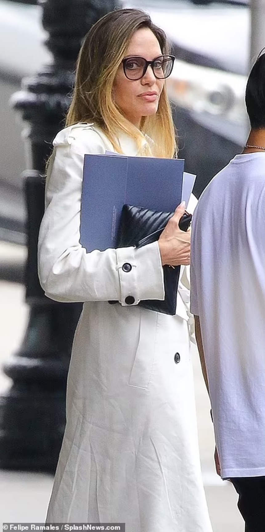 Angelina Jolie tỏa sáng với ngoại hình trẻ trung, Pax Thiên trông cực ra dáng khi 'hộ tống' mẹ - Ảnh 1.