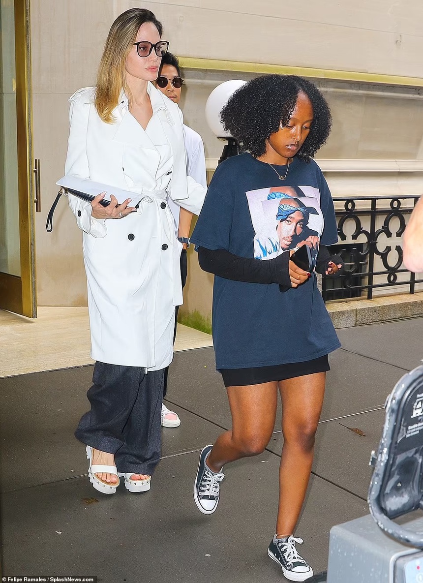 Angelina Jolie tỏa sáng với ngoại hình trẻ trung, Pax Thiên trông cực ra dáng khi 'hộ tống' mẹ - Ảnh 5.