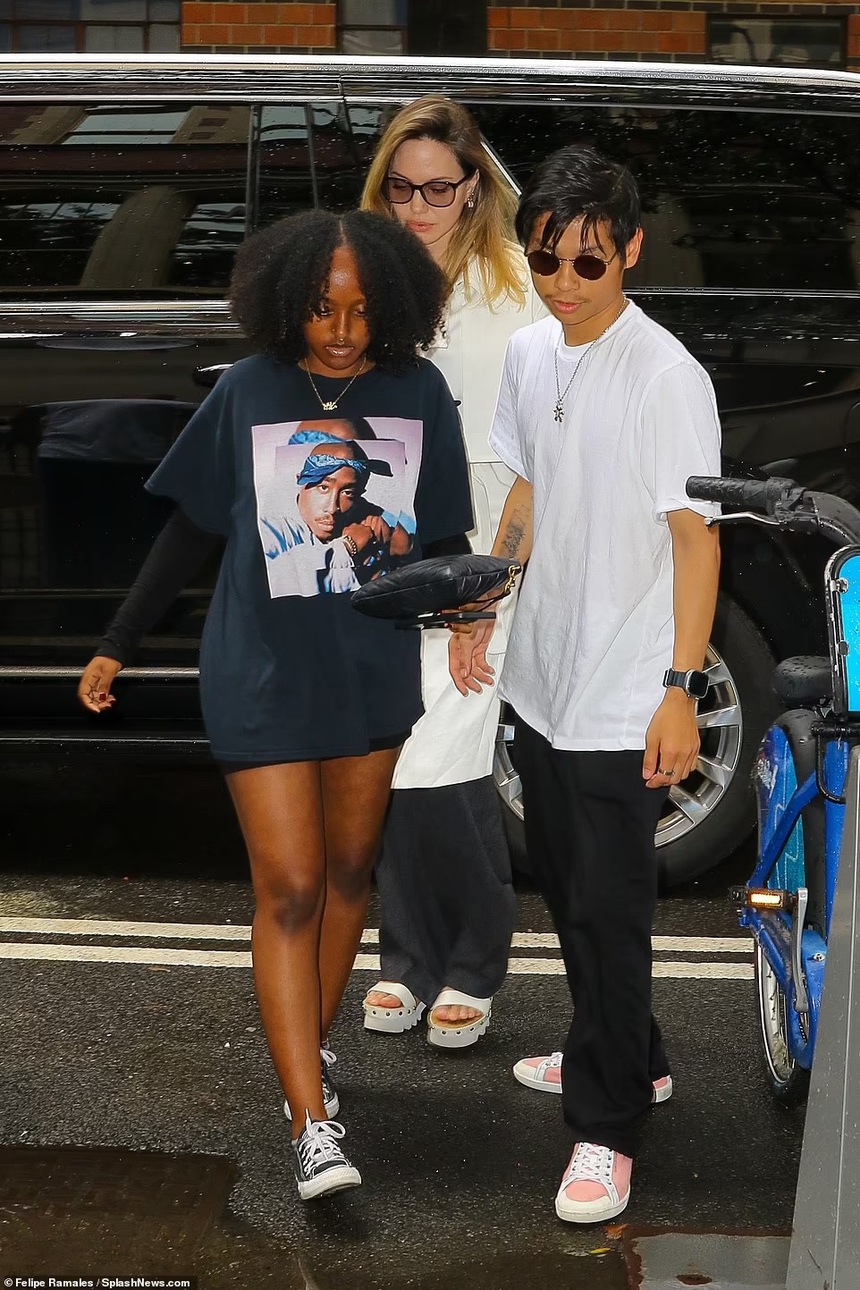 Angelina Jolie tỏa sáng với ngoại hình trẻ trung, Pax Thiên trông cực ra dáng khi 'hộ tống' mẹ - Ảnh 2.