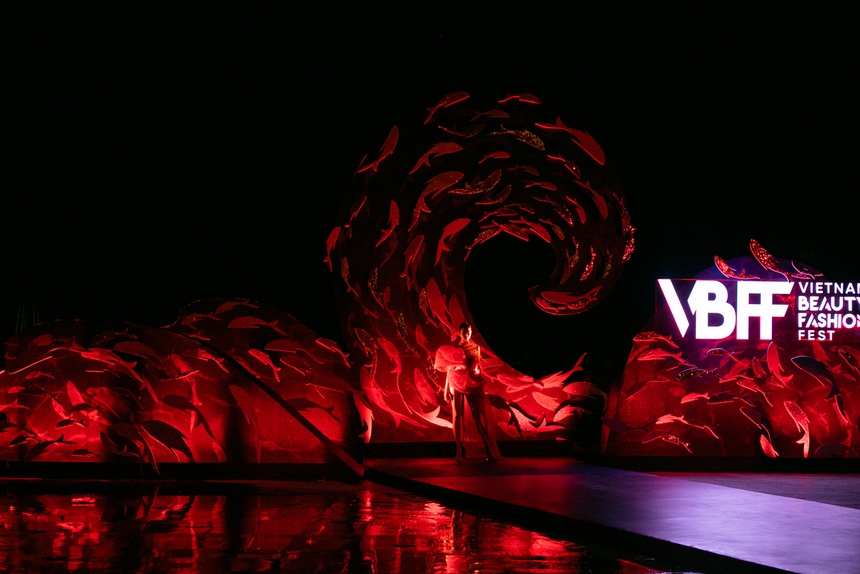 Hoa hậu Bảo Ngọc catwalk trên nước, Á hậu Ngọc Hằng mở màn ấn tượng BST của NTK Hoàng Minh Hà - Ảnh 4.