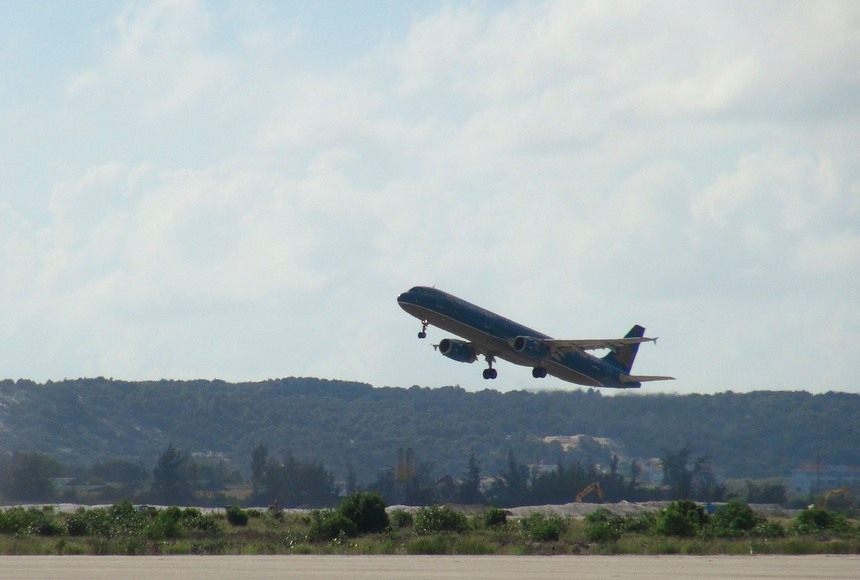 Ứng phó bão số 1: Các hãng hàng không dừng khai thác tại một số sân bay - Ảnh 1.