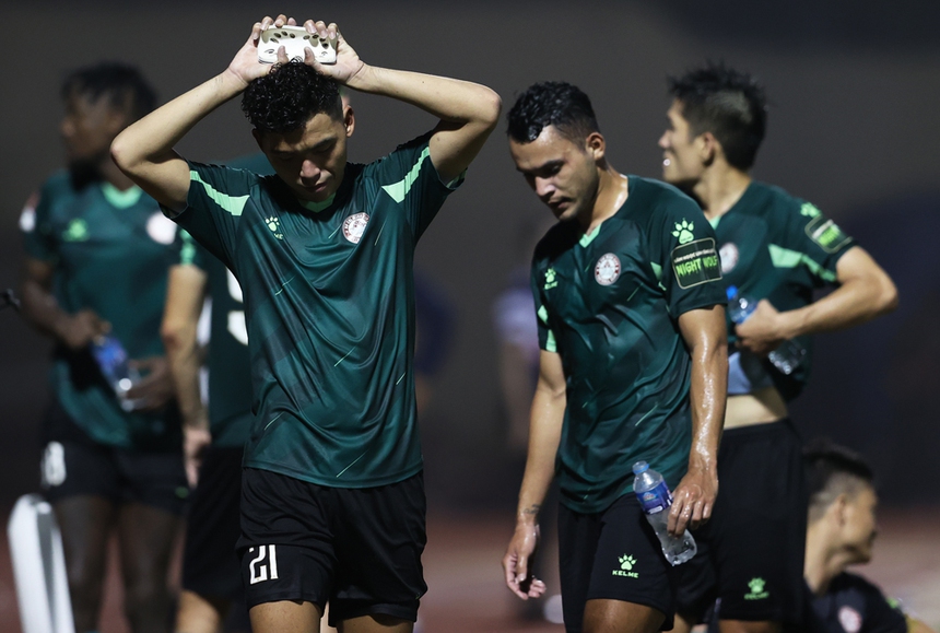 Giằng co cuộc chiến trụ hạng - Ảnh 1.