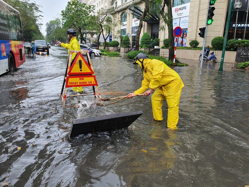 Ứng phó với bão số 1: Hà Nội đề phòng nguy cơ ngập úng - Ảnh 1. Ứng phó với bão số 1: Hà Nội đề phòng nguy cơ ngập úng - Ảnh 1.