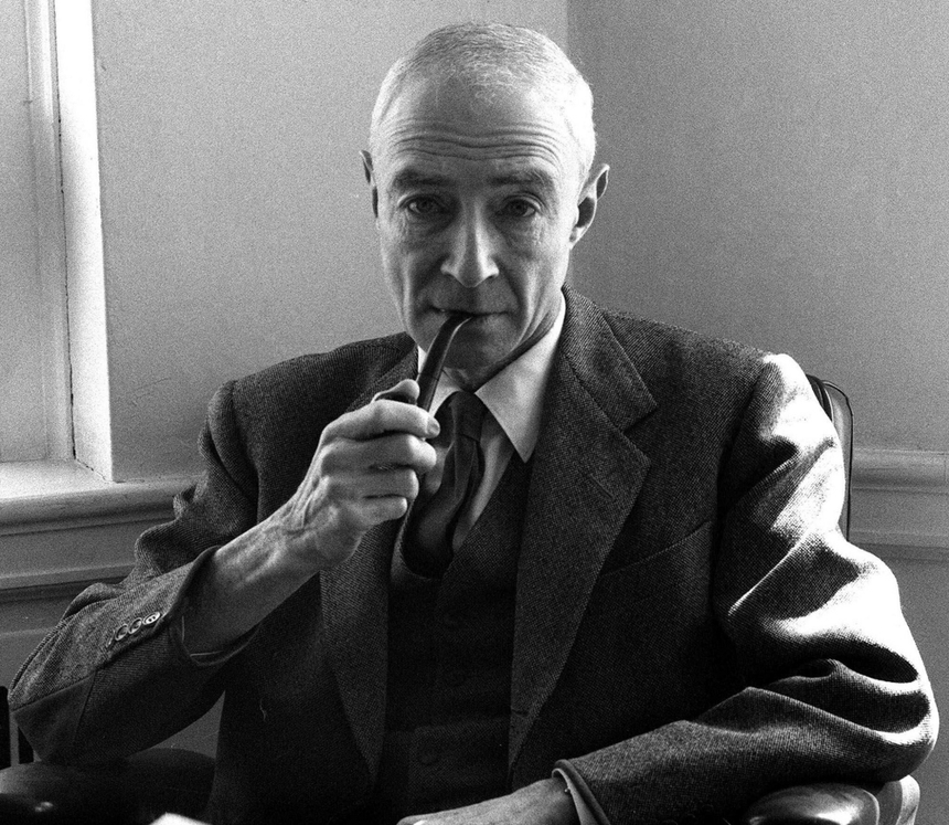 'Oppenheimer' tái hiện cuộc đời cha đẻ bom nguyên tử - Ảnh 2.