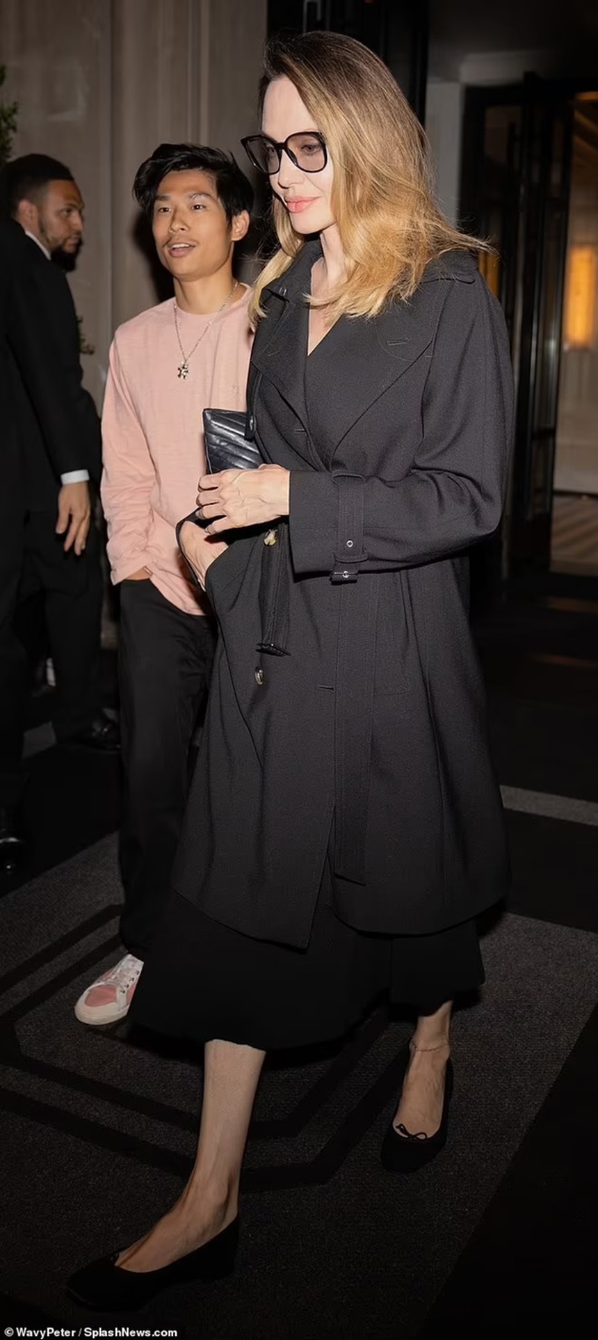 Angelina Jolie xuất hiện trẻ trung, con nuôi gốc Việt Pax Thiên cực nam tính 'hộ tống' mẹ - Ảnh 5.