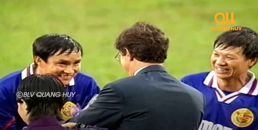 HLV Mai Đức Chung nã đại bác khi so tài với huyền thoại Barcelona, dàn sao Việt Nam trổ tài trước đội bóng châu Âu - Ảnh 4.