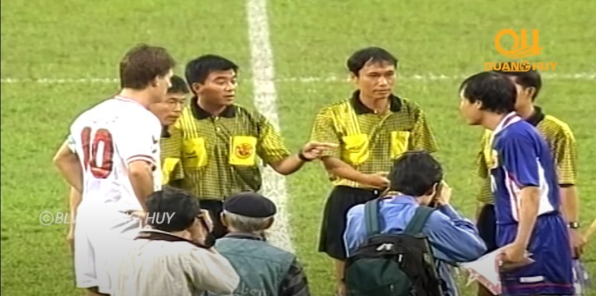 HLV Mai Đức Chung nã đại bác khi so tài với huyền thoại Barcelona, dàn sao Việt Nam trổ tài trước đội bóng châu Âu - Ảnh 3.