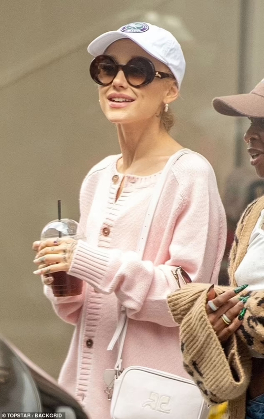 Ariana Grande lần đầu xuất hiện sau ly hôn, mua sắm vui vẻ tại Anh - Ảnh 2.