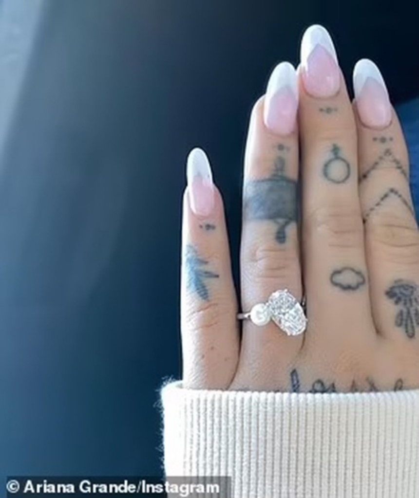 Ariana Grande lần đầu xuất hiện sau ly hôn, mua sắm vui vẻ tại Anh - Ảnh 6.