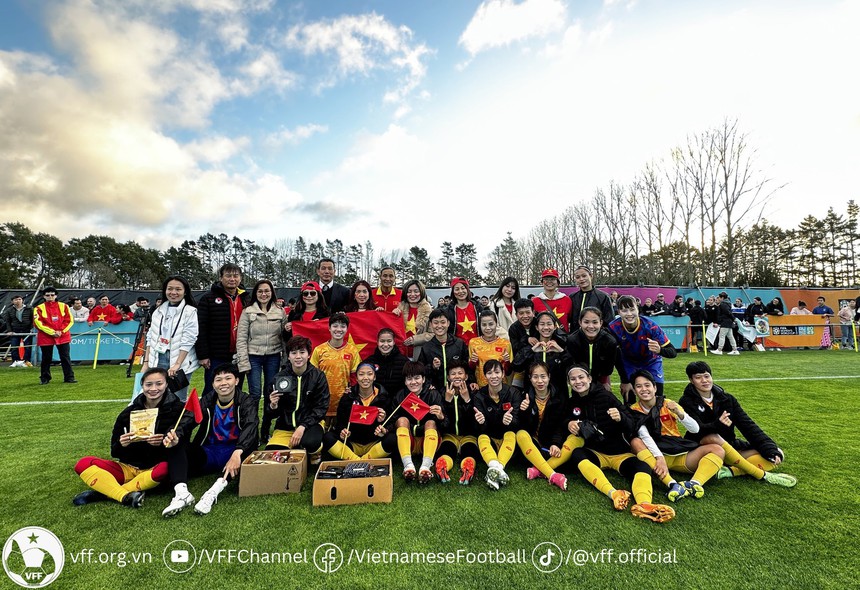 ĐT nữ Việt Nam giao lưu người hâm mộ, Kim Thanh tiết lộ món ăn thèm nhất, Bích Thùy sẵn sàng 'chiến' - Ảnh 3.