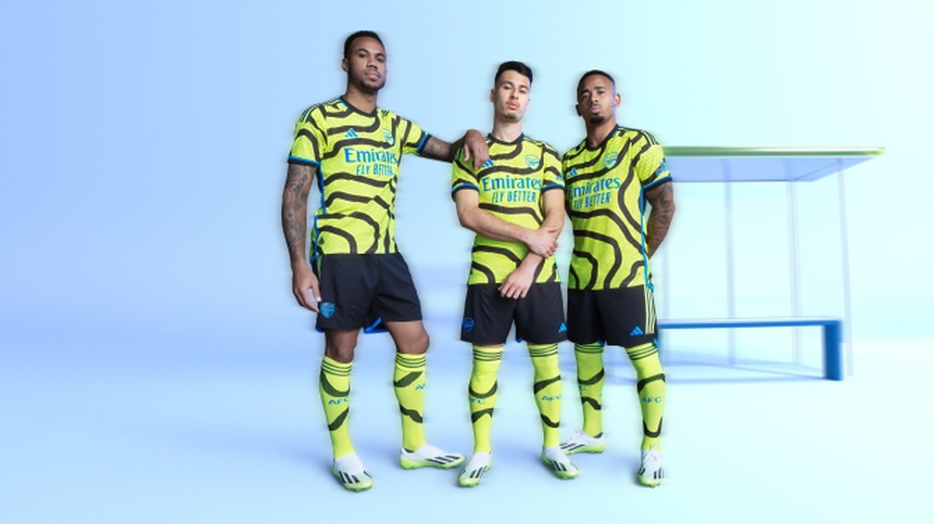 Mẫu áo đấu sân khách của Arsenal bị ném đá không thương tiếc vì quá xấu - Ảnh 2.