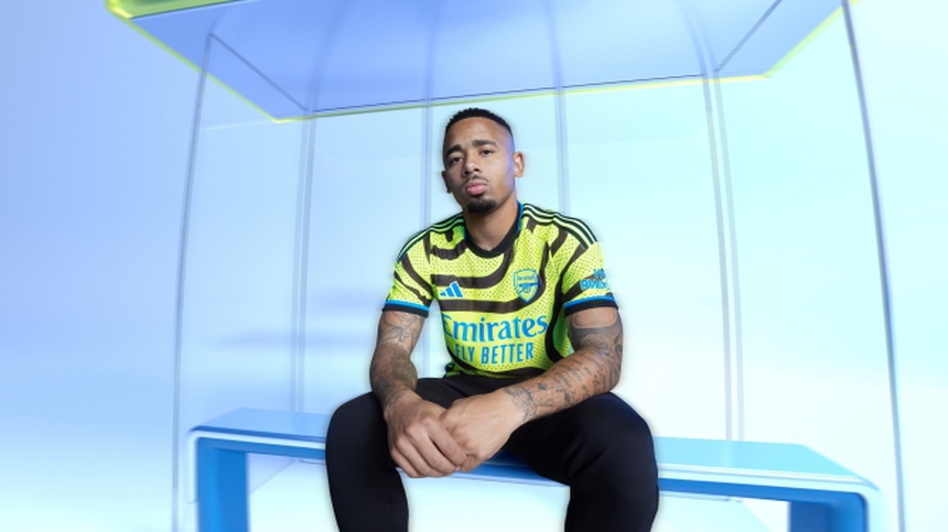 Mẫu áo đấu sân khách của Arsenal bị ném đá không thương tiếc vì quá xấu - Ảnh 3.