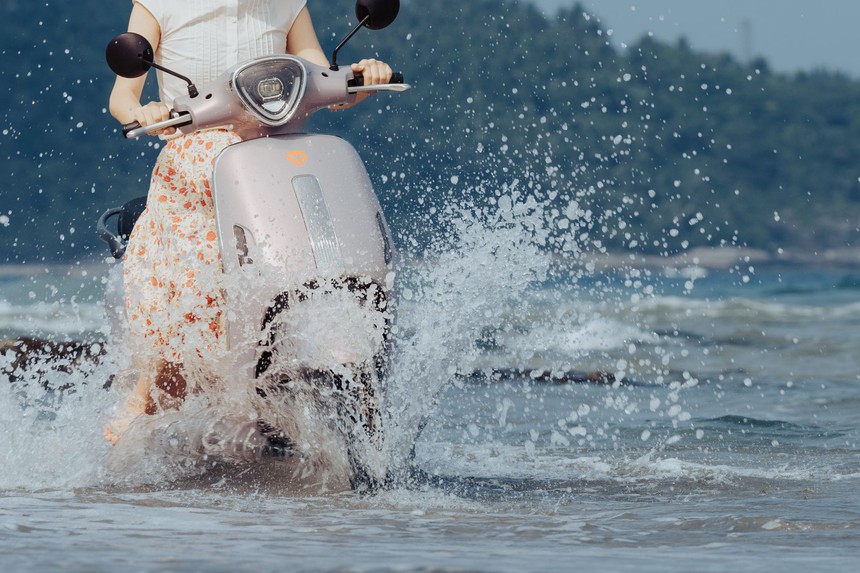 Xe máy điện giá 20 triệu thiết kế để an toàn trong mùa mưa - Ảnh 1.