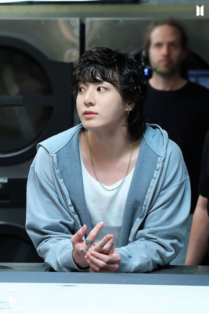 Jungkook BTS trong những bức ảnh Getty chưa được tẩy trắng từ chương trình 'Elvis Duran' - Ảnh 1.