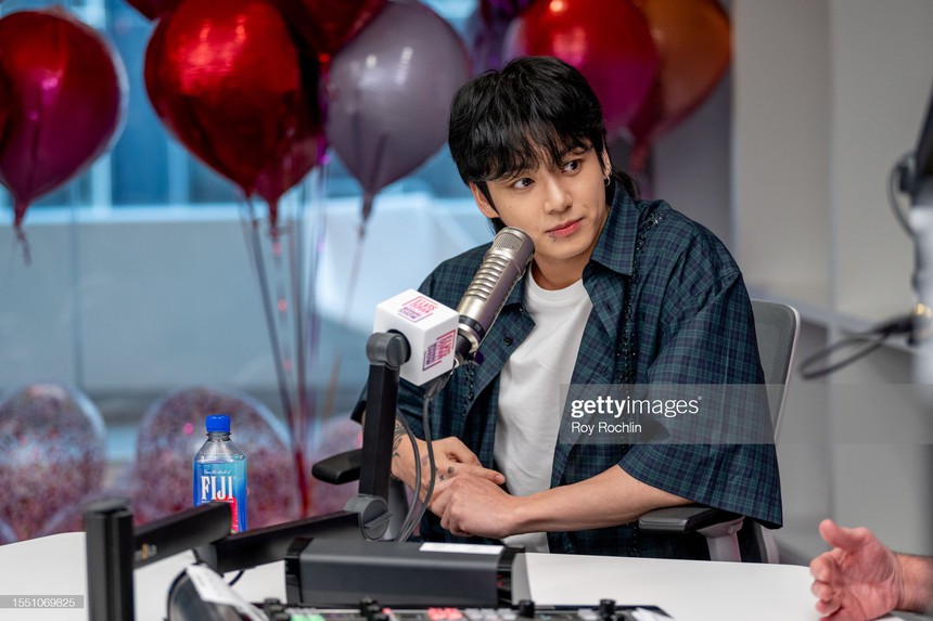 Jungkook BTS trong những bức ảnh Getty chưa được tẩy trắng từ chương trình 'Elvis Duran' - Ảnh 11.