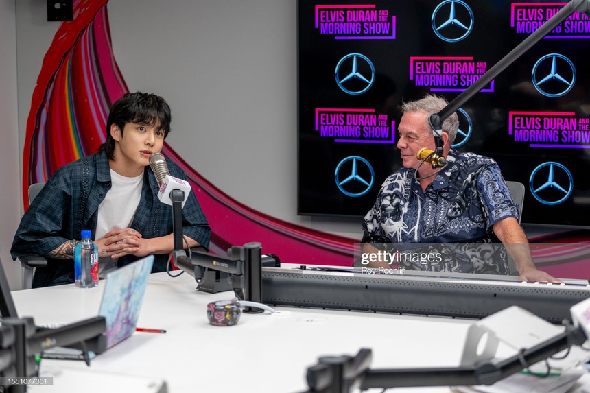 Jungkook BTS trong những bức ảnh Getty chưa được tẩy trắng từ chương trình 'Elvis Duran' - Ảnh 13.