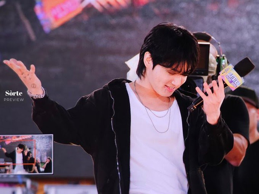 Jungkook BTS trong những bức ảnh Getty chưa được tẩy trắng từ chương trình 'Elvis Duran' - Ảnh 2.