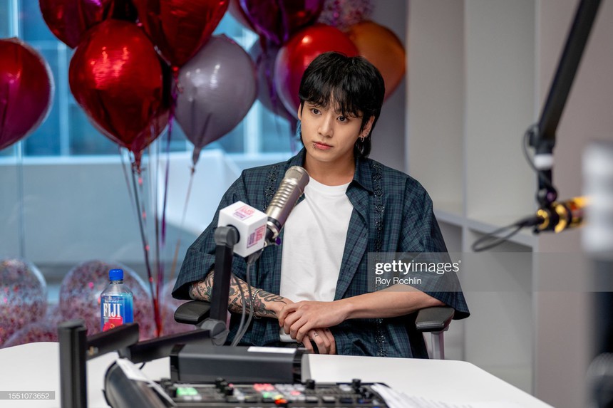 Jungkook BTS trong những bức ảnh Getty chưa được tẩy trắng từ chương trình 'Elvis Duran' - Ảnh 8.