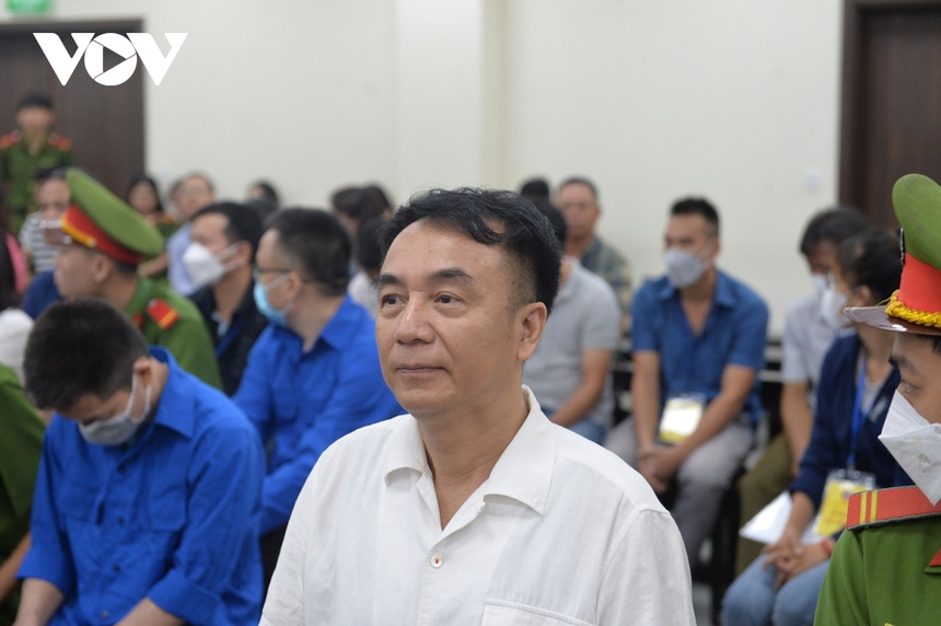 Cựu Phó Cục trưởng Cục Quản lý thị trường cùng 35 đồng phạm ra hầu tòa - Ảnh 1.