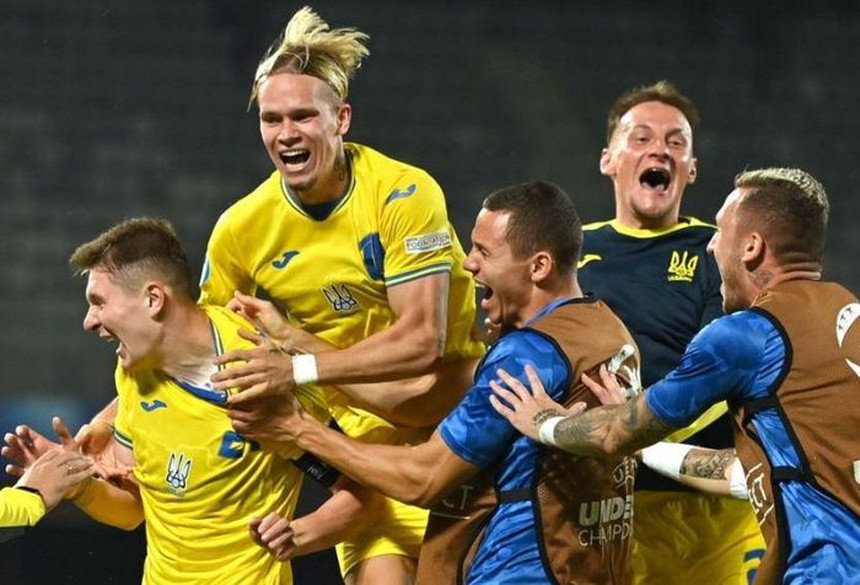 Tin nóng bóng đá sáng 3/7: MU tiếp tục hỏi mua 'Haaland Đan Mạch', U21 Pháp bị loại sốc ở giải châu Âu - Ảnh 3.