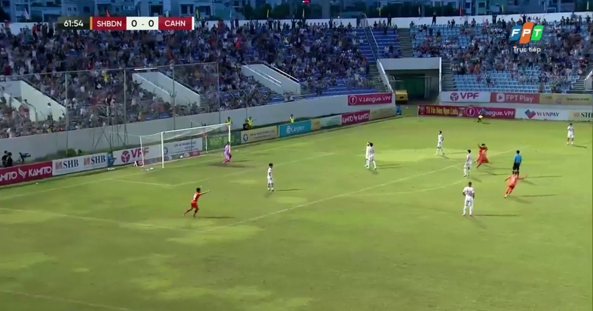 Filip Nguyễn chôn chân nhìn bóng vào lưới, bất lực nhận bàn thua đầu tiên ở V-league - Ảnh 2.