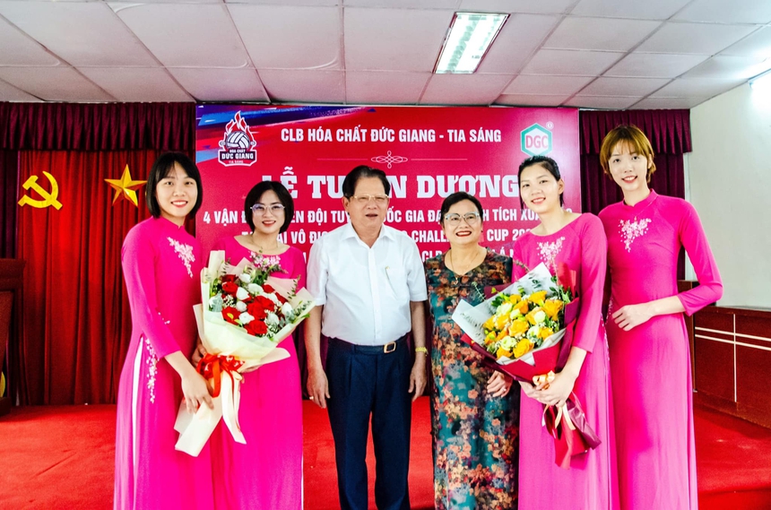 Tú Linh (ngoài cùng bên trái) được tặng một căn chung cư có diện tích 50m ở khu dô thị Đặng Xá (Gia Lâm)