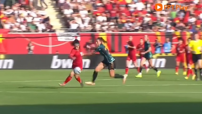 Thanh Nhã đi bóng xé gió khiến loạt cầu thủ châu Âu của 2 đội tuyển hàng đầu thế giới phải phạm lỗi  - Ảnh 2.