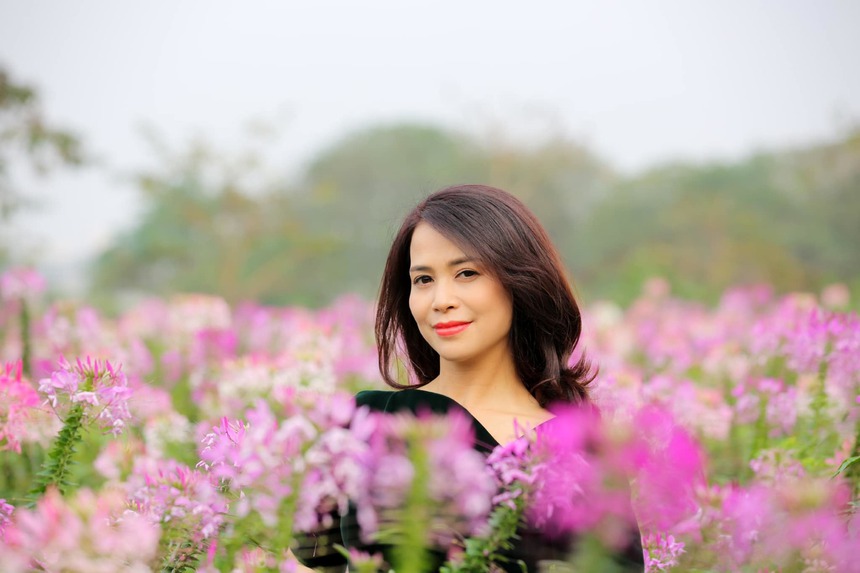 'Soi' sắc vóc bạn gái kém 17 tuổi của NSƯT Chí Trung - Ảnh 6.