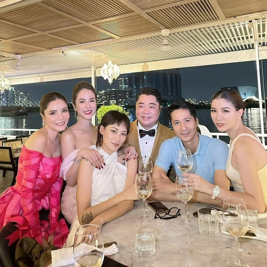 Sao Việt 21/7: Dàn sao Việt dự tiệc chúc mừng thôi nôi con trai Phạm Quỳnh Anh, Trường Giang đổi nghề làm thợ hớt tóc - Ảnh 5.