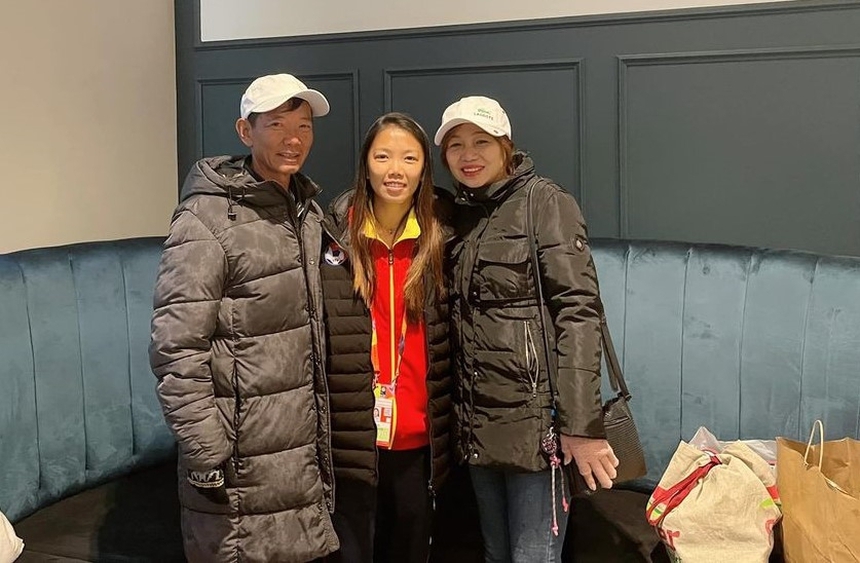 Bố mẹ Huỳnh Như sang New Zealand 'tiếp lửa' con gái, fan tin sẽ phá lưới ĐT Mỹ - Ảnh 2.