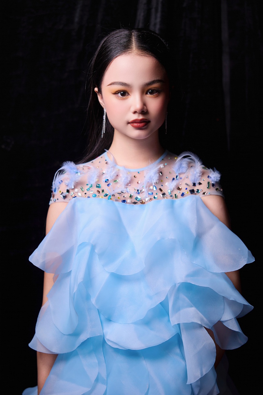 Maika Ngọc Khánh chiếm spotlight khi diễn BST mới của NTK Vũ Việt Hà - Ảnh 3.