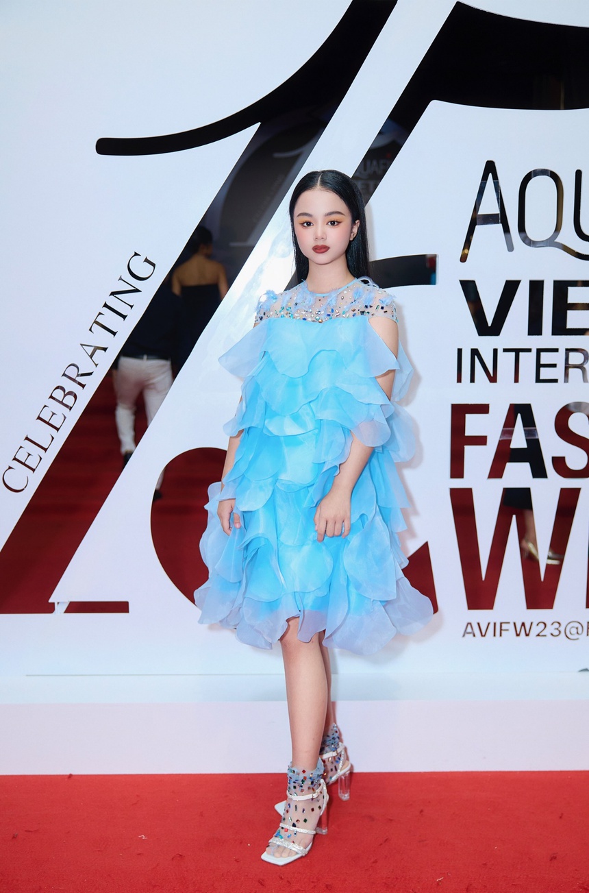 Maika Ngọc Khánh chiếm spotlight khi diễn BST mới của NTK Vũ Việt Hà - Ảnh 4.