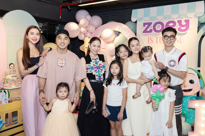 Sao Việt 21/7: Dàn sao Việt dự tiệc chúc mừng thôi nôi con trai Phạm Quỳnh Anh, Trường Giang đổi nghề làm thợ hớt tóc - Ảnh 1.