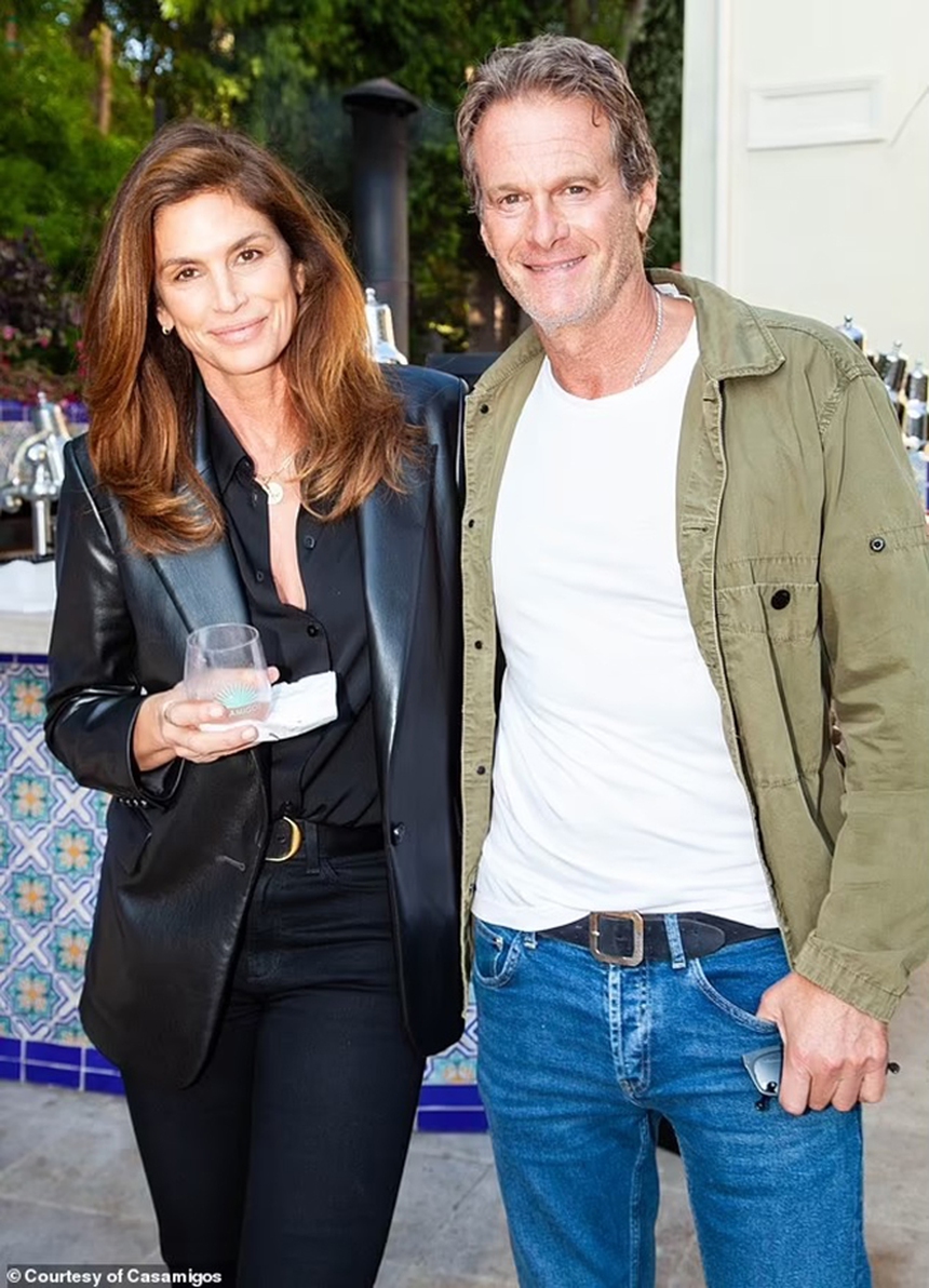 (Bài đăng thứ 7) Bê bối và bi kịch cay đắng sau hào quang của các siêu mẫu thập niên 1990 Cindy Crawford, Naomi Campbell... - Ảnh 17.