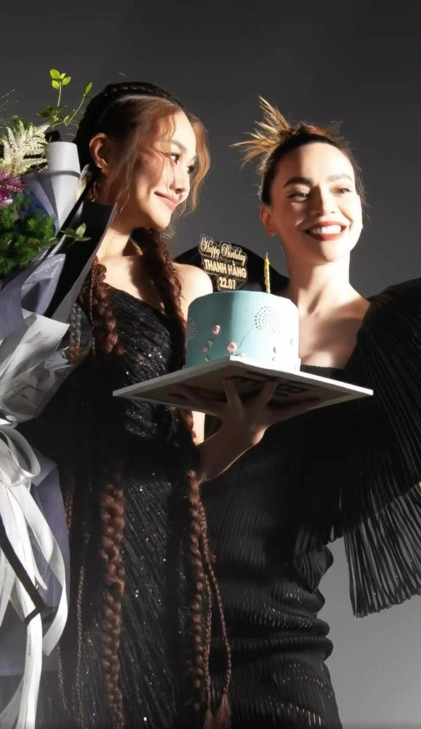 Sao Việt 21/7: Dàn sao Việt dự tiệc chúc mừng thôi nôi con trai Phạm Quỳnh Anh, Trường Giang đổi nghề làm thợ hớt tóc - Ảnh 8.