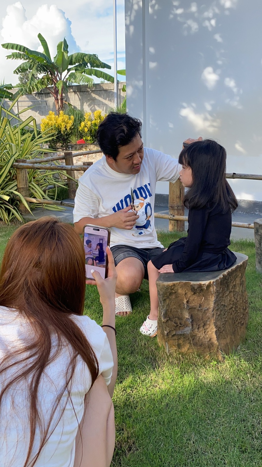 Sao Việt 21/7: Dàn sao Việt dự tiệc chúc mừng thôi nôi con trai Phạm Quỳnh Anh, Trường Giang đổi nghề làm thợ hớt tóc - Ảnh 3.