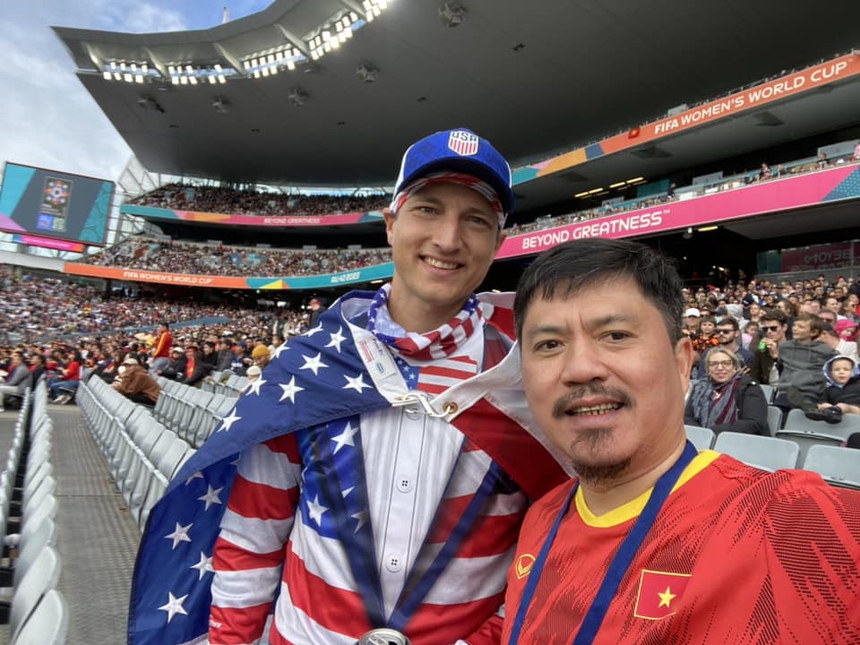 CĐV Việt Nam khuấy động bầu không khí, chờ đợi khoảnh khắc lịch sử của thầy trò HLV Mai Đức Chung - Ảnh 8.